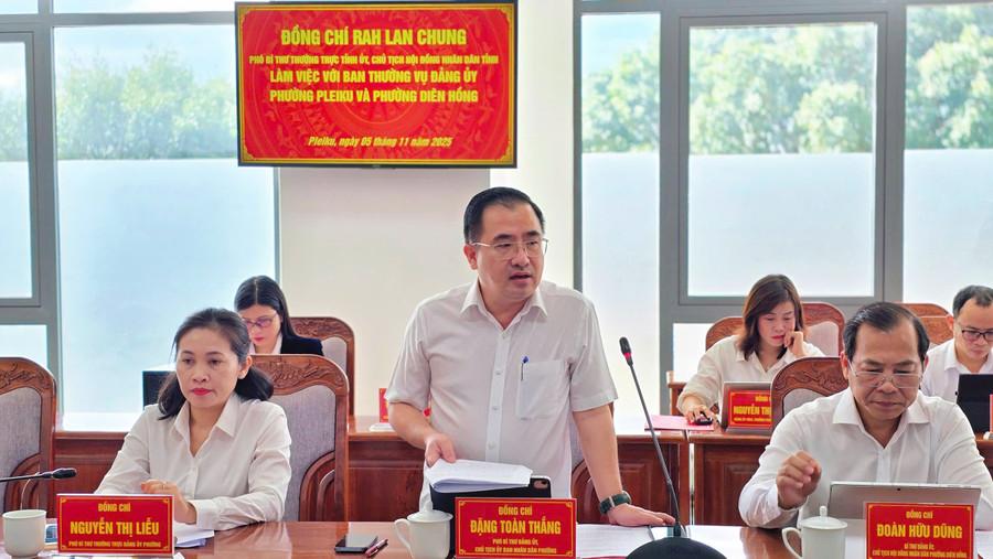 Chủ tịch UBND phường Pleiku Đặng Toàn Thắng nêu ý kiến tại buổi làm việc. Ảnh: P.D z7191210222244-2da5a1644818b5bfa269e8c5b15b11a8.jpg